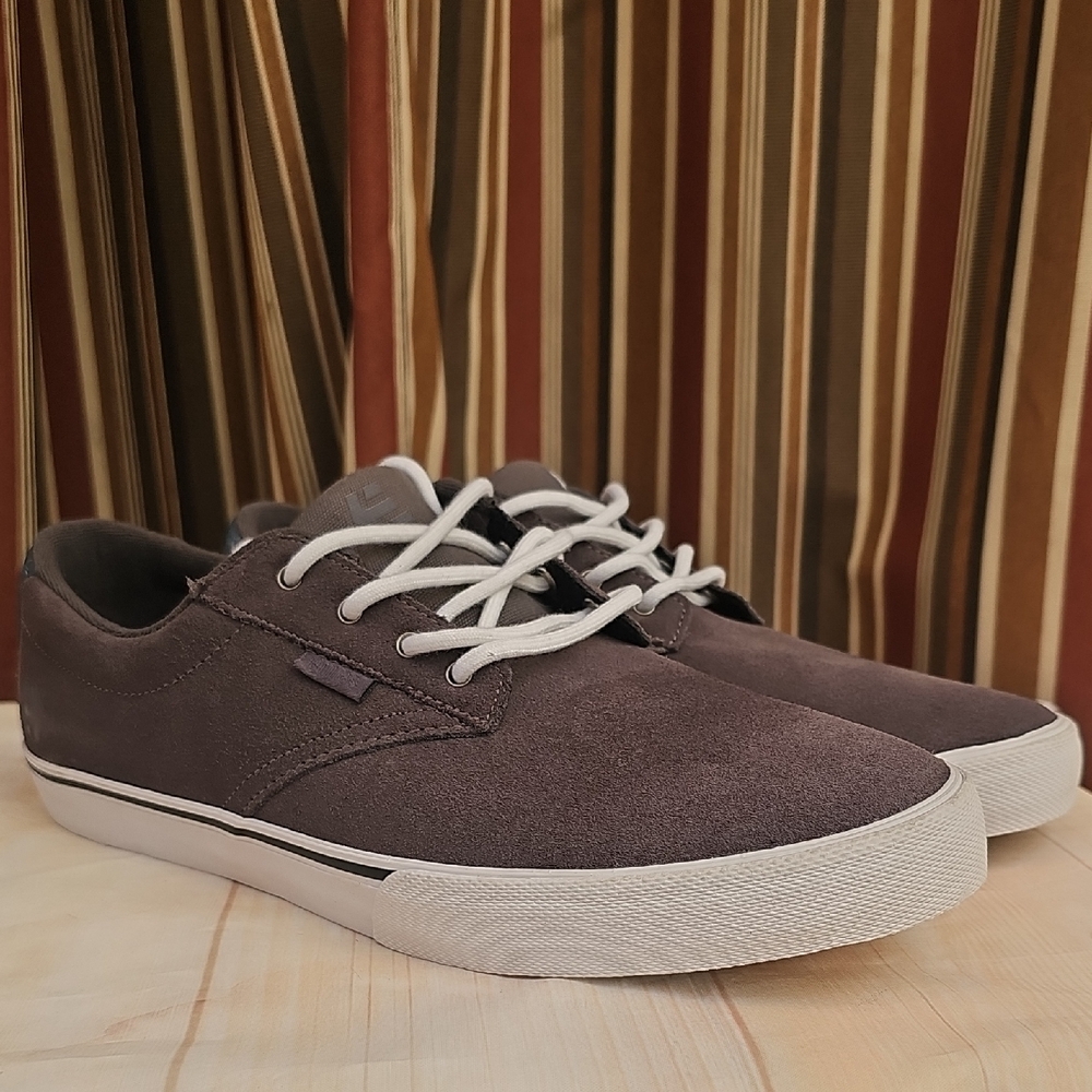Etnies Gray and White Sneakers with Versatile Design